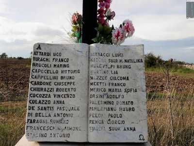 Sovrasta una lapide su cui sono scritti i nomi di 27 persone morte nel 1972: sono le vittime del pi� grave incidente aereo mai avvenuto in Puglia